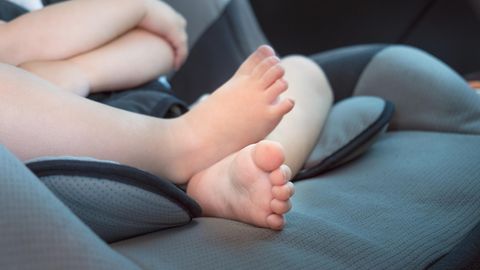 Ein Kind auf einem Autositz als Symbolfoto für Hitze-Vorfall in den USA