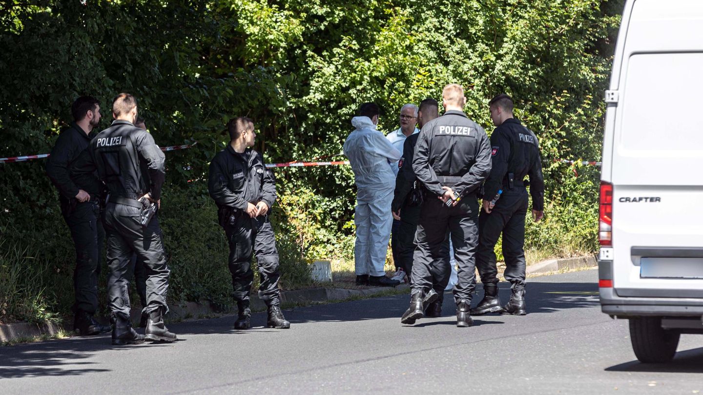 Polizeibeamte in der Nähe des Leichenfundorts in Salzgitter-Lebenstedt