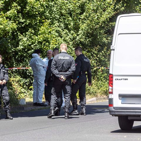 Polizeibeamte in der Nähe des Leichenfundorts in Salzgitter-Lebenstedt