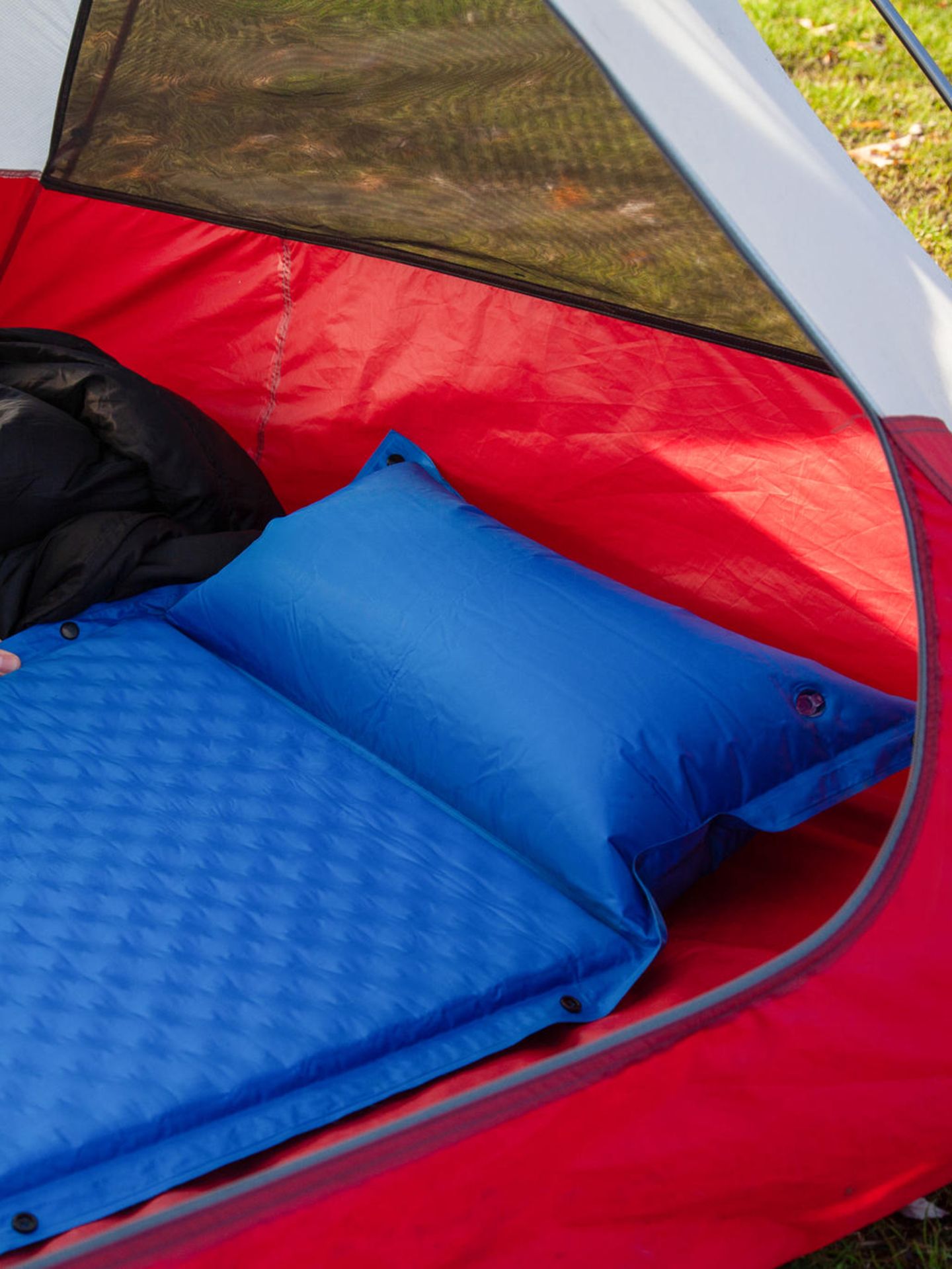 Eine Luftmatratze in einem Zelt.