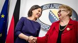 Bundesaußenministerin Annalena Baerbock spricht mit ihrer Amtskollegin Bisera Turkovic