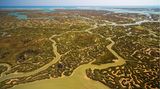 Die Ria Formosa ist ein komplexes Lagunensystem an der Südküste der Algarve. Ihre weitverzweigten Wasserarme bieten Schutz und Nahrung für Abermillionen Meeresbewohner