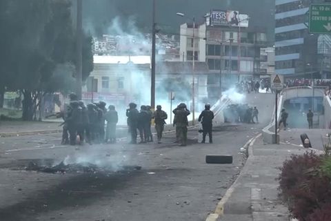 Video: Zusammenstöße zwischen indigenen Demonstranten und Polizei