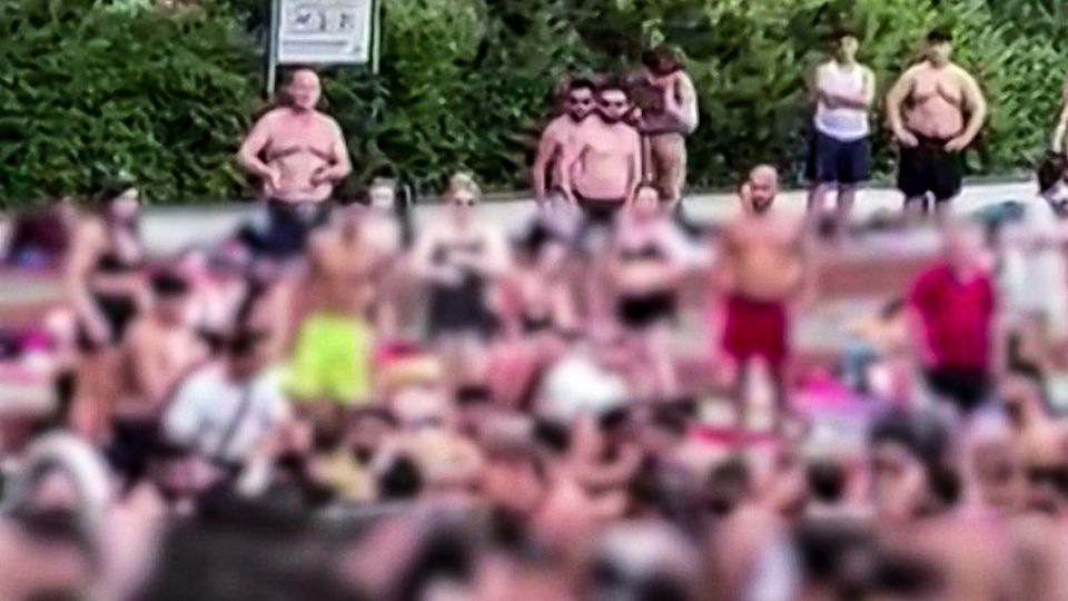 Massenschlägerei in einem Schwimmbad in Berlin Massenschlägerei in einem Schwimmbad in Berlin