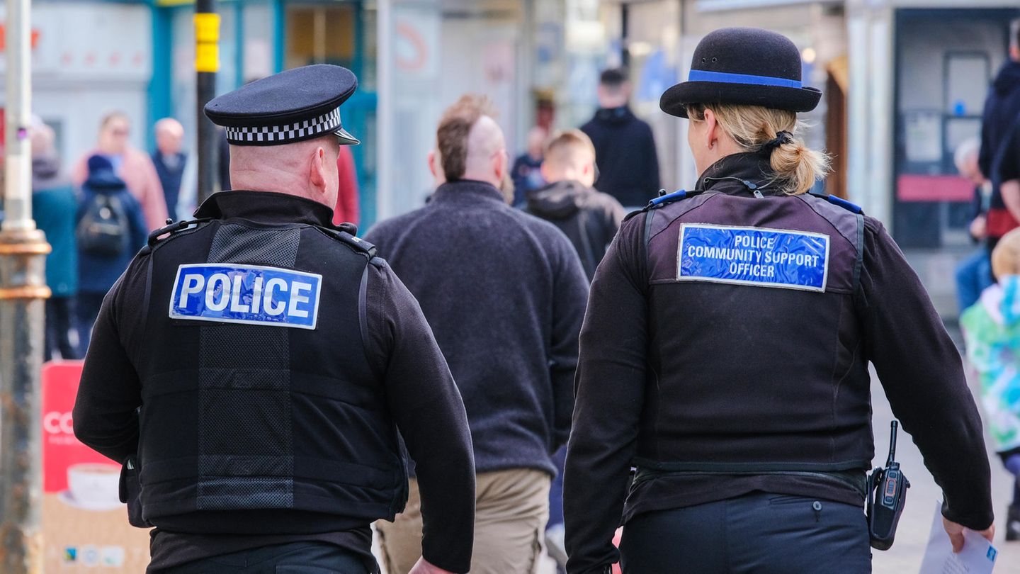 Großbritannien: Polizeibeamte gehen eine Straße herunter