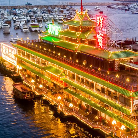 Das Restaurantschiff Jumbo Kingdom im Hafen von Aberdeen