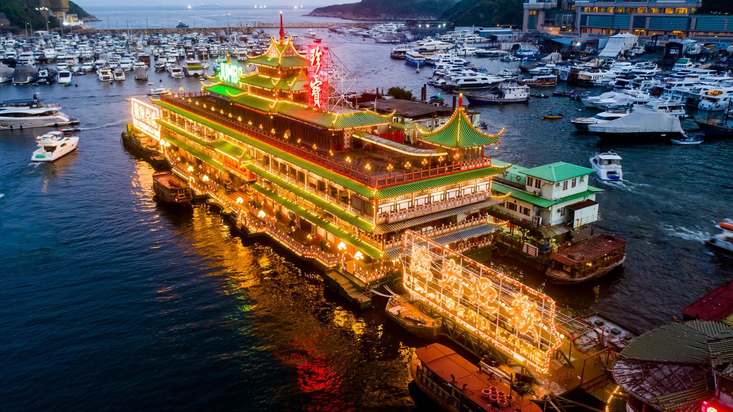 Das Restaurantschiff Jumbo Kingdom im Hafen von Aberdeen Das Restaurantschiff Jumbo Kingdom im Hafen von Aberdeen
