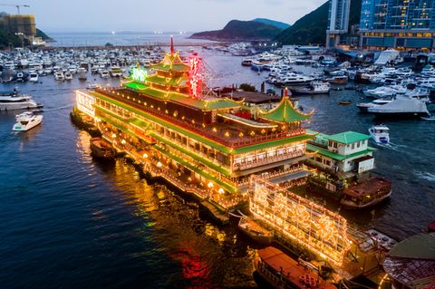 Das Restaurantschiff Jumbo Kingdom im Hafen von Aberdeen