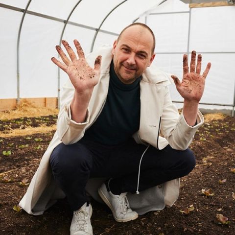 Küchenchef Daniel Humm aus dem "Eleven Madison Park" verkündet im Mai 2021 auf Instagram, dass er sein Restaurant komplett vegan umstellt. Ein Beben ging durch die Restaurantbranche. Das damals beste Restaurant der Welt scheint heute nur noch ein Abziehbild seiner selbst. Was ist passiert?