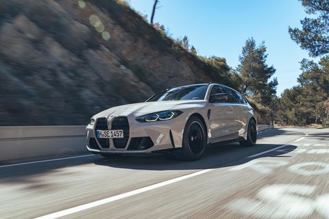 Der BMW M3 Touring fährt auf einer Straße