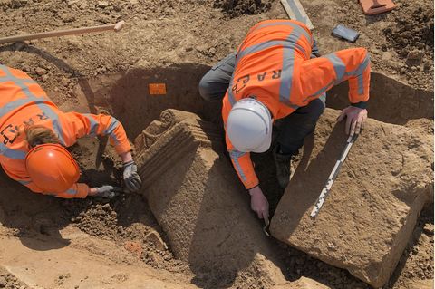 Archäologen arbeiten an der Ausgrabungsstätte in Herwen-Hemeling