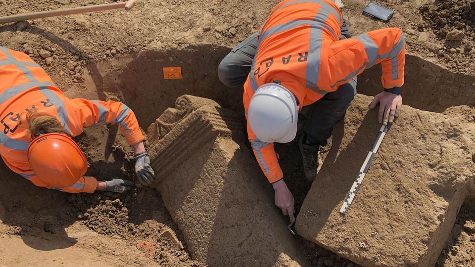Archäologen arbeiten an der Ausgrabungsstätte in Herwen-Hemeling