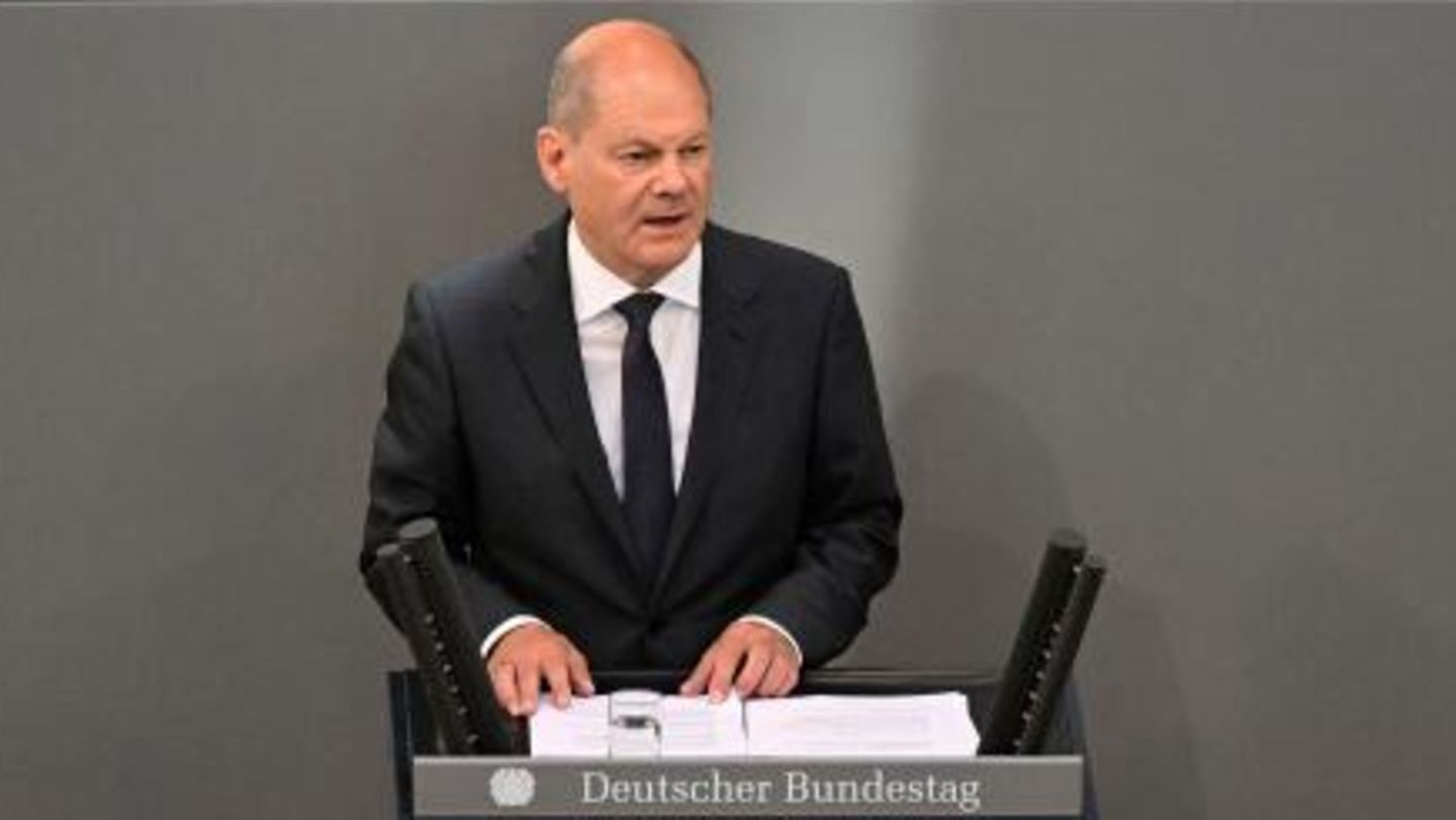 Kanzler Olaf Scholz hält Regierungserklärung im Bundestag