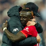 Der senegalesische Angreifer wechselt nach vielen und erfolgreichen Jahren beim FC Liverpool unter Jürgen Klopp (umarmt ihn im Bild) zum FC Bayern und unterschreibt einen Dreijahresvertrag. Mit Mané kommt ein echter Weltstar in die Bundesliga.