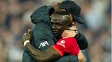 Der senegalesische Angreifer wechselt nach vielen und erfolgreichen Jahren beim FC Liverpool unter Jürgen Klopp (umarmt ihn im Bild) zum FC Bayern und unterschreibt einen Dreijahresvertrag. Mit Mané kommt ein echter Weltstar in die Bundesliga.