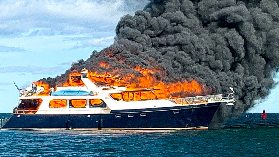 Teure Luxusyacht geht in Flammen auf – und versinkt vor der US-Küste