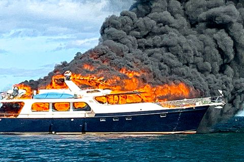 Teure Luxusyacht geht in Flammen auf – und versinkt vor der US-Küste