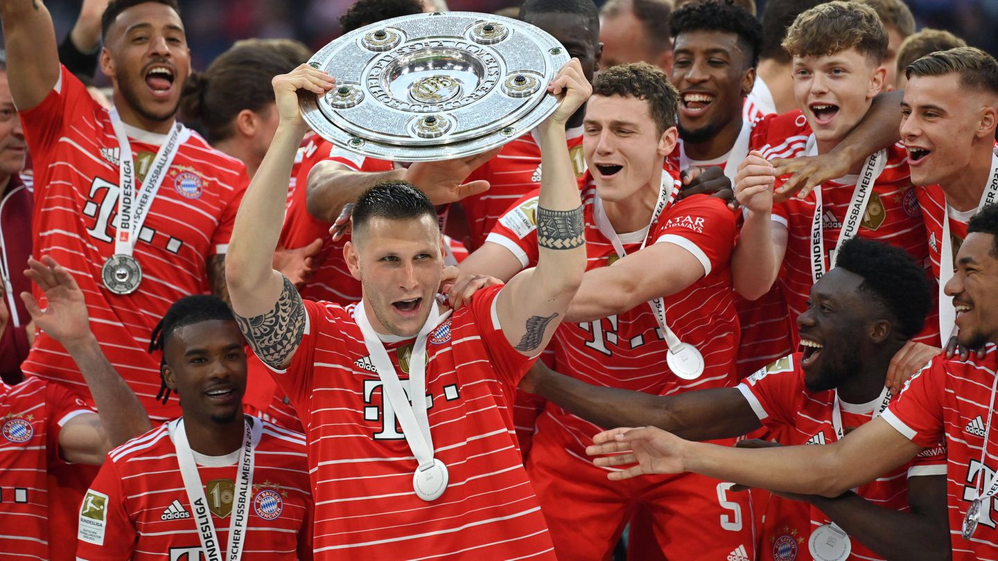 Der Nationalspieler feierte noch einmal eine deutsche Meisterschaft mit dem FC Bayern und macht nun rüber zum Rivalen Borussia Dortmund. Angeblich wechselt Süle, weil er sich nicht richtig wertgeschätzt fühlt bei den Bayern, was wohl nicht ganz falsch ist. Oder der BVB bot mehr Gehalt als der Rekordmeister. Kann auch sein.