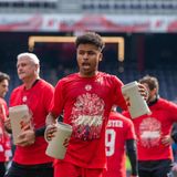 Der 20-jährige Münchner ist Deutschlands große Sturmhoffnung. Als Kind wurde er einst beim FC Bayern aussortiert, weil er seine Schulaufgaben nicht machen wollte. Dem Fußballgott sei Dank holte die Münchner Fußball-Institution Manni Schwabl den renitenten Jungen zur SpVgg Unterhaching, von dort geht es zu Red Bull Salzburg und nun nach Dortmund.