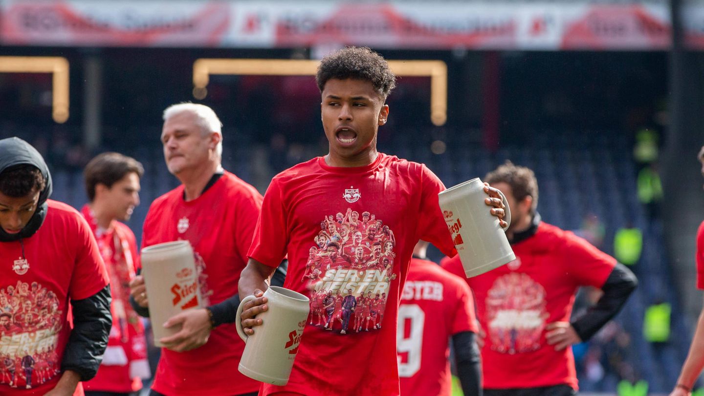 Karim Adeyemi, Borussia Dortmund Der 20-jährige Münchner ist Deutschlands große Sturmhoffnung. Als Kind wurde er einst beim FC Bayern aussortiert, weil er seine Schulaufgaben nicht machen wollte. Dem Fußballgott sei Dank holte die Münchner Fußball-Institution Manni Schwabl den renitenten Jungen zur SpVgg Unterhaching, von dort geht es zu Red Bull Salzburg und nun nach Dortmund.