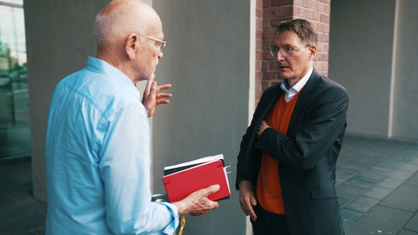 Investigative journalist Günter Wallraff (l.) in conversation with Health Minister Karl Lauterbach (l.)