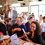 …und Michel Abdollahi, hier im Gespräch mit den Preisträger:innen in der Kategorie "Lokal" Andreas Neumann und Stella Vespermann.