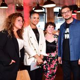 Der "Egon-Erwin-Kisch-Preis" ging an Özlem Gezer (l.) und Timofey Neshotiv (r.), hier mit Moderatorin Charlotte Maihoff (2.v. l.) und Laudatorin Lisa McMinn