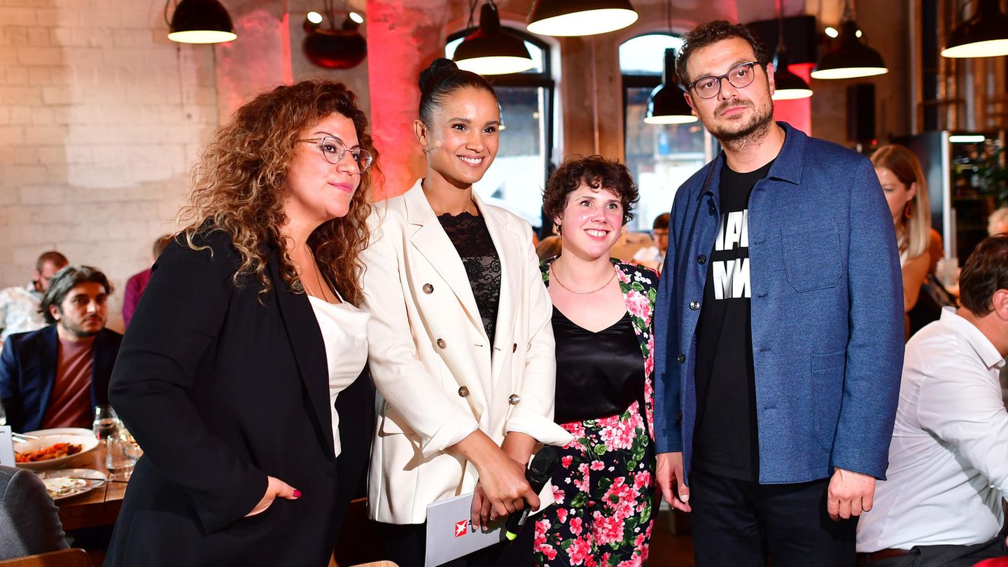 Der "Egon-Erwin-Kisch-Preis" ging an Özlem Gezer (l.) und Timofey Neshotiv (r.), hier mit Moderatorin Charlotte Maihoff (2.v. l.) und Laudatorin Lisa McMinn