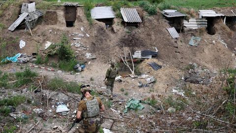 Ukraine, Lyssytschansk: Ukrainische Truppen untersuchen verlassene Stellungen des russischen Militärs 