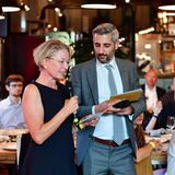 Annette Ramelsberger ("Süddeutsche Zeitung"), Beiratsmitglied und Laudatorin des STERN Preis 2022, und Moderator Michel Abdollahi