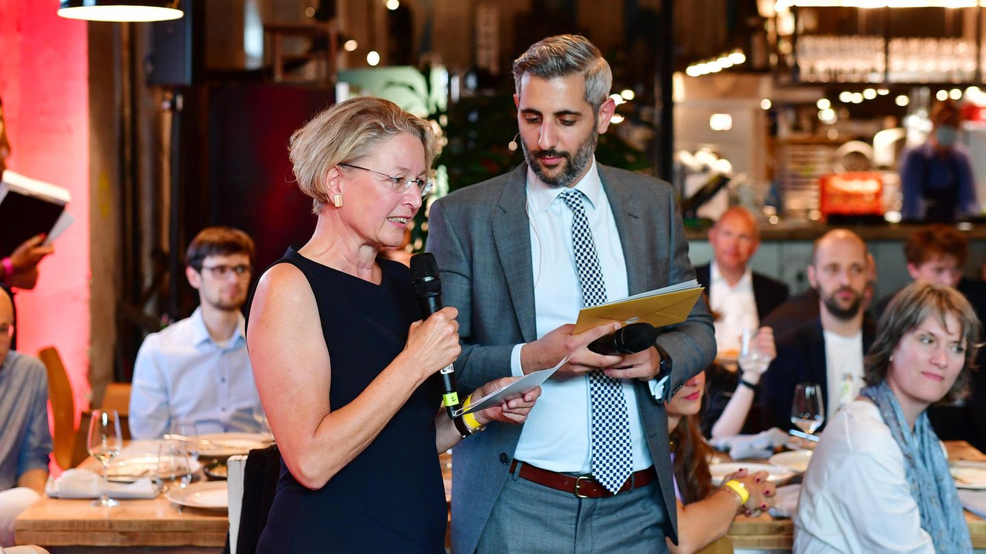 Annette Ramelsberger ("Süddeutsche Zeitung"), Beiratsmitglied und Laudatorin des STERN Preis 2022, und Moderator Michel Abdollahi