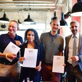 Moderator Michel Abdollahi (r.) mit den STERN Preis-Gewinner:innen in der Kategorie "Lokal" (v. l.): Andreas Neumann, Stella Vespermann und Sebastian Manz