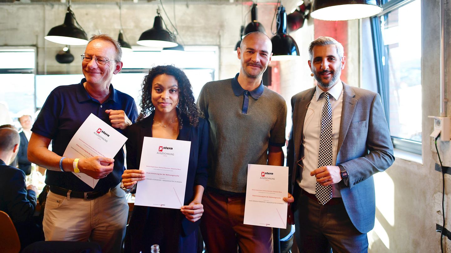 Moderator Michel Abdollahi (r.) mit den STERN Preis-Gewinner:innen in der Kategorie "Lokal" (v. l.): Andreas Neumann, Stella Vespermann und Sebastian Manz