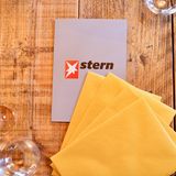 Die Umschläge mit den Gewinner:innen des STERN Preis 2022. Die Auszeichnung wurde in vier Wettbewerbskategorien verliehen.