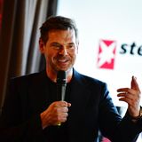 Gregor Peter Schmitz, Vorsitzender der stern-Chefredaktion, im Gespräch mit RTL Moderatorin Charlotte Maihoff. Vier herausragende journalistische Arbeiten wurden am Mittwochabend im Rahmen einer feierlichen Preisverleihung mit dem STERN Preis 2022 ausgezeichnet.