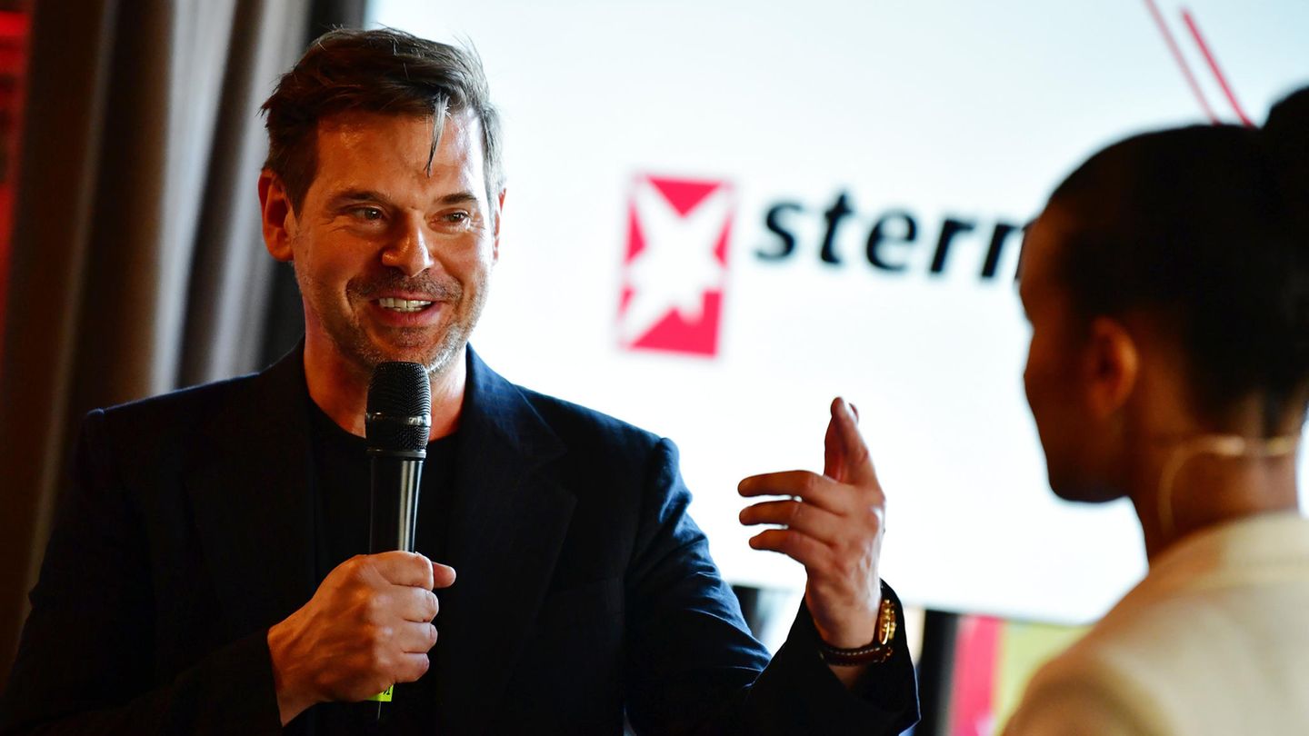 Gregor Peter Schmitz, Vorsitzender der stern-Chefredaktion, im Gespräch mit RTL Moderatorin Charlotte Maihoff. Vier herausragende journalistische Arbeiten wurden am Mittwochabend im Rahmen einer feierlichen Preisverleihung mit dem STERN Preis 2022 ausgezeichnet.