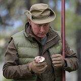 Im Oktober 2017 widmet sich Putin bei seiner Taiga-Reise dem Pilze-Sammeln. 