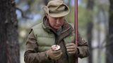 Im Oktober 2017 widmet sich Putin bei seiner Taiga-Reise dem Pilze-Sammeln. 