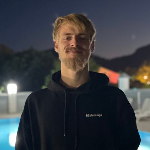 Kai Enderes vor einem Pool bei Nacht