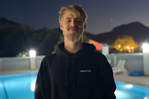 Kai Enderes vor einem Pool bei Nacht