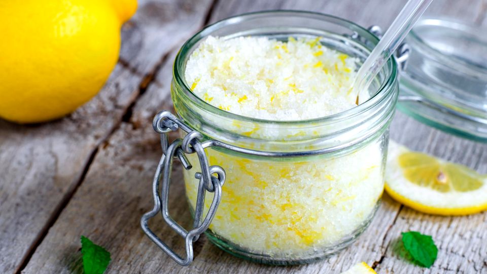 So machen Sie sich ganz einfach Zitronensalz zuhause Peeling gemacht aus Meersalz, Zitronenschale und Zitronensaft