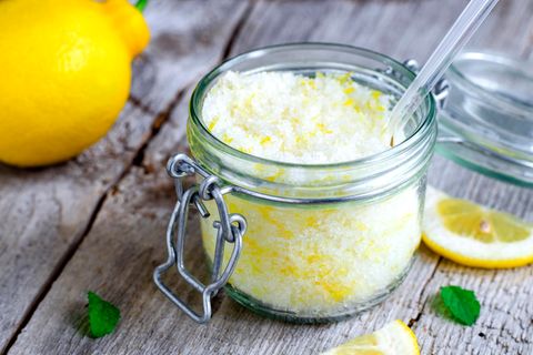 Peeling gemacht aus Meersalz, Zitronenschale und Zitronensaft