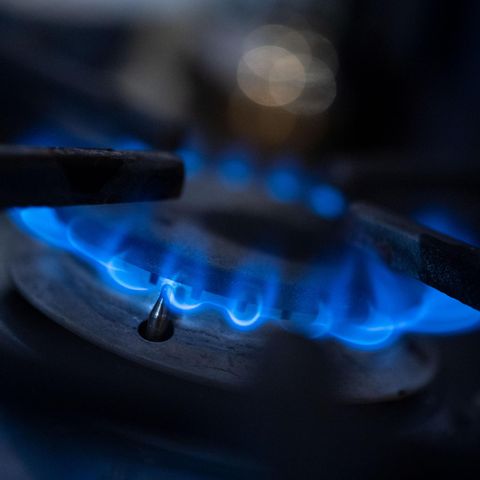 Eine Gasflamme brennt auf einem Küchenherd