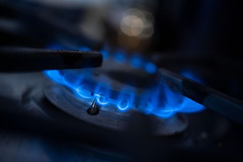 Eine Gasflamme brennt auf einem Küchenherd