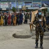 Afghanen stehen zum Blutspenden für die Erdbebenopfer an