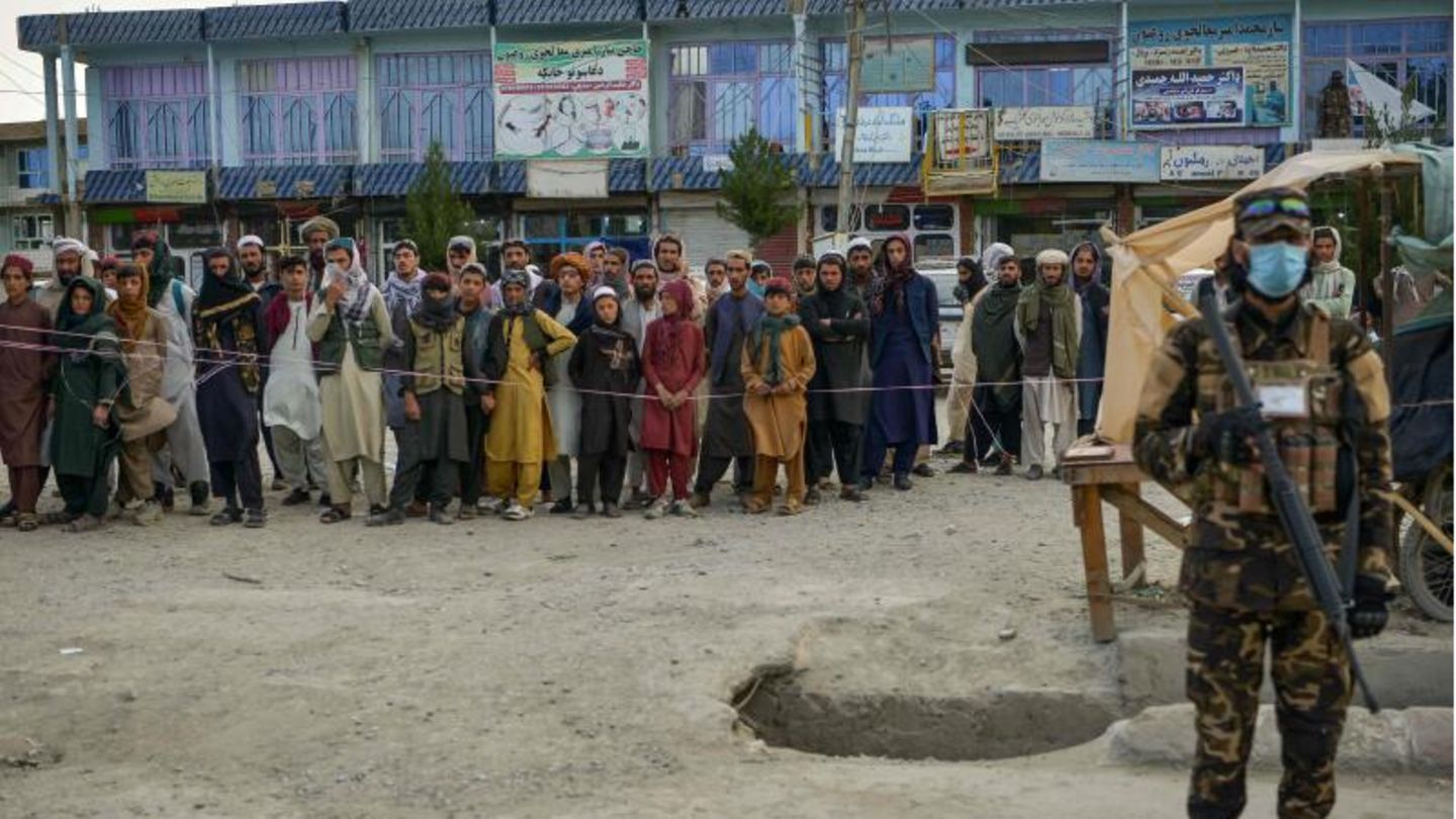Afghanen stehen zum Blutspenden für die Erdbebenopfer an Afghanen stehen zum Blutspenden für die Erdbebenopfer an
