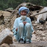 Ein Mann sitzt in der Nähe seines Hauses, das bei einem Erdbeben zerstört wurde. 