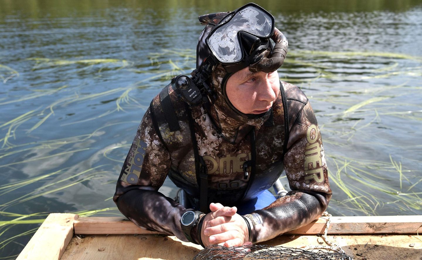 Und dann runter auf den Grund eines Sees. Wladimir Putin ist eben ein Multi-Talent. 