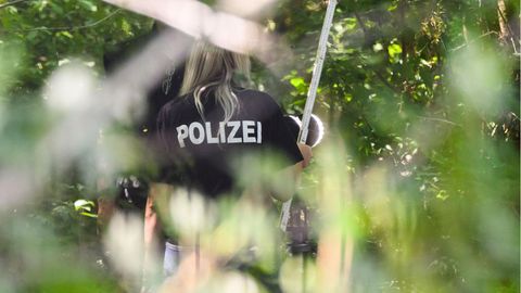 Die Polizei in der Nähe des Leichenfundorts in Salzgitter