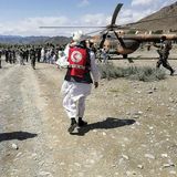 Hilfskräfte des Roten Halbmonds im Erdbebengebiet